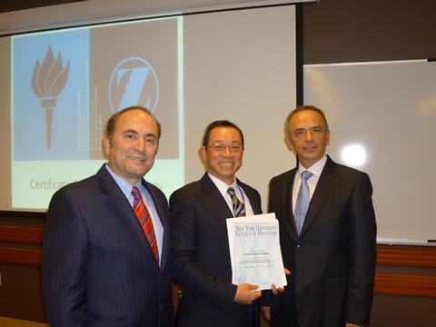 Dr.LozadaとDr.Daherから修了証を授与される